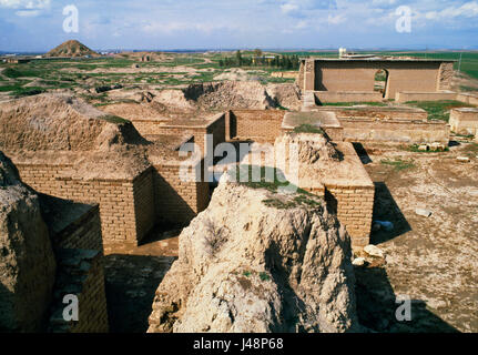 Nimrud, Irak: Blick N über den Nabu (Schreiber-Gott der Weisheit)-Tempel-Komplex auf der Akropolis mit Zikkurat hinten R. alten Kalhu (Calah in der Bibel) Stockfoto