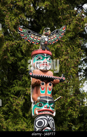 Totempfahl in Brockton Point im Stanley Park in Vancouver, Kanada. Neun Totempfähle stehen im Park und British Columbias beliebtesten touristischen Stockfoto
