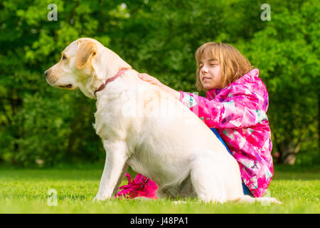 Mädchen mit Labrador Retriever Hund Stockfoto