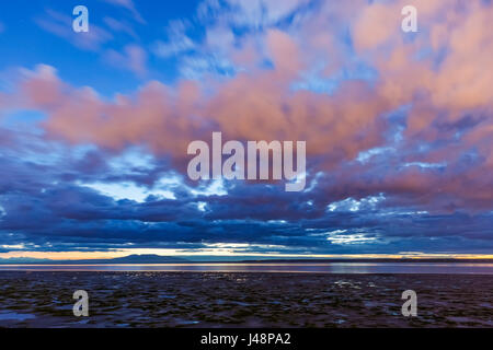 Der sonnendurchflutete Wolken über dem Wattenmeer entlang Cook Inlet, Anchorage, Alaska, USA Yunan szenische Stockfoto