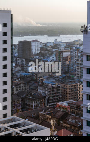 Marode Gebäude in der Innenstadt in Yangon (Rangoon), Myanmar (Burma) bei Tageslicht von oben gesehen. Stockfoto