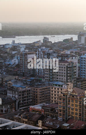 Marode Gebäude in der Innenstadt in Yangon (Rangoon), Myanmar (Burma) bei Tageslicht von oben gesehen. Stockfoto