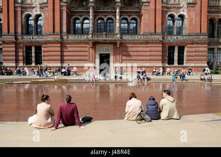 Menschen entspannend am John madejski Garten, Victoria und Albert Museum in London. Stockfoto