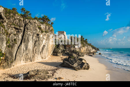 White Sand Beach und Ruinen von Tulum, Yuacatan, Mexiko Stockfoto