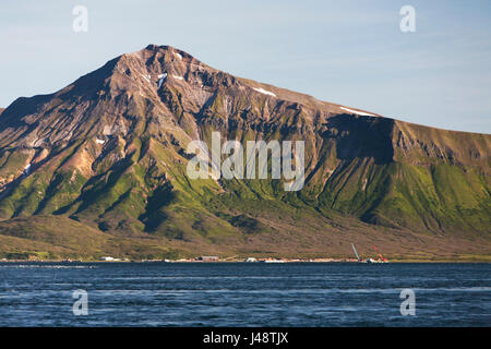 Die Stadt von False Pass auf Unimak Insel; Südwest-Alaska, Vereinigte Staaten von Amerika Stockfoto