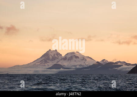 Isanotski Spitzen (unregelmäßige Jack) und Runde Top Mountain auf Unimak Island nach Sonnenuntergang; Südwest-Alaska, Vereinigte Staaten von Amerika Stockfoto