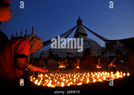 Chiloncho, Kirtipur, Kathmandu. 10. Mai 2017. Nepalesische Anhänger bietet Butterlampen in den Räumlichkeiten der Boudhanath Stupa während der Feier der 2,561st Buddha Purnima Festivals, Geburtstag von Lord Gautama Buddha in Kathmandu am Mittwoch, 10. Mai 2017. Bildnachweis: Pazifische Presse/Alamy Live-Nachrichten Stockfoto