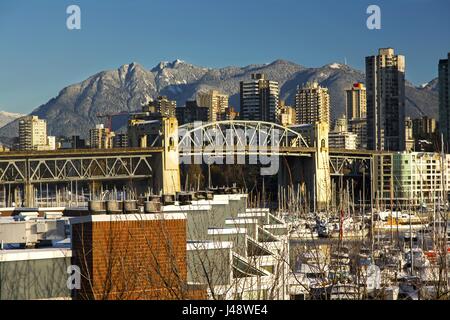 Granville Marina, False Creek Burrard Bridge mit verschneiten North Shore Mountains Landschaft über Vancouver City Centre Downtown Skyline BC Canada Stockfoto