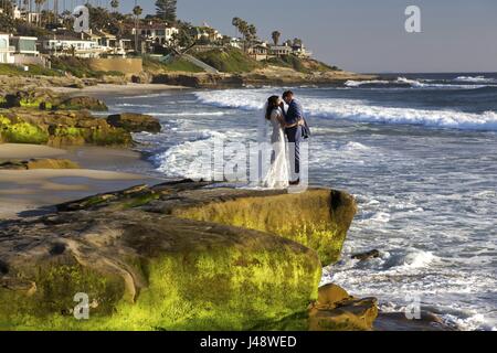 Wir haben gerade ein verliebten Hochzeitspaar im Windansea Beach La Jolla San Diego Pacific Ocean California Coastline geheiratet Stockfoto