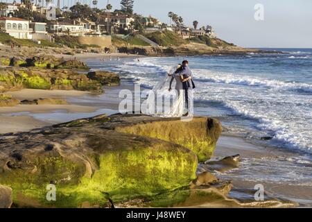 Wir haben gerade ein verliebten Hochzeitspaar im Windansea Beach La Jolla San Diego Pacific Ocean California Coastline geheiratet Stockfoto