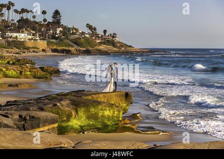 Wir haben gerade ein verliebten Hochzeitspaar im Windansea Beach La Jolla San Diego Pacific Ocean California Coastline geheiratet Stockfoto