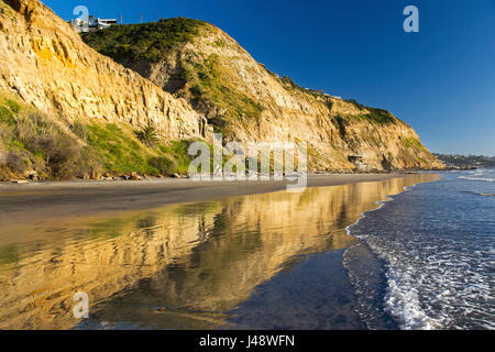 Sandstein Felsen spiegelt sich in der Brandung am schwarzen Strand in der Nähe von La Jolla Shores nördlich von San Diego, Kalifornien Stockfoto