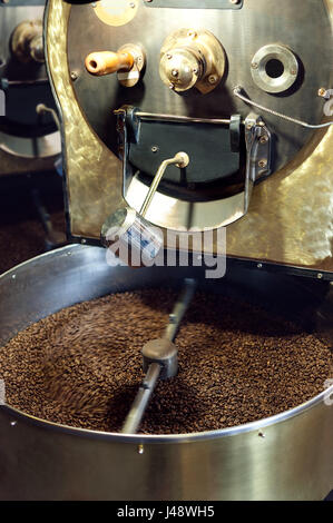 Frisch gerösteten Kaffeebohnen in einem Kaffeeröster Stockfoto