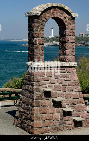 Blick vom Hügel des Leuchtturms am Meer Küste und Beobachtung Punkt mit Bogen in Biarritz, Aquitaine, Frankreich, Europa Stockfoto