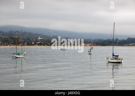 Jachten verankert aus Santa Barbara Stockfoto