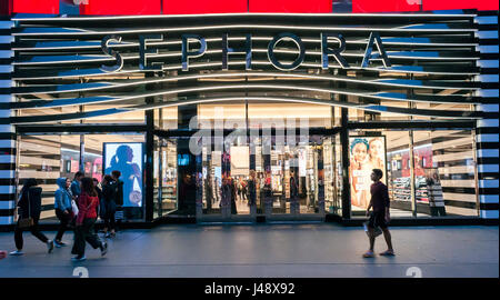 Ein Zweig der französischen Make-up und Schönheit Kette, Sephora, gelegen im Herald Square in New York an Dienstag, 9. Mai 2017. Sephora ist eine Marke von Luxus Einzelhandel Konzern LVMH. (© Richard B. Levine) Stockfoto