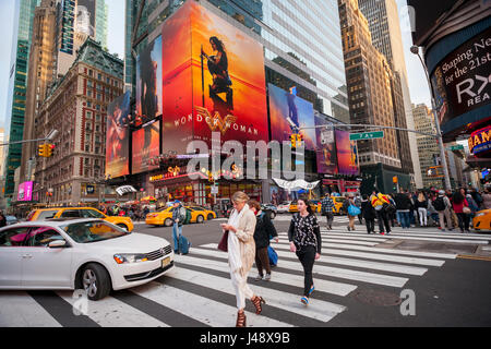 Werbung für die Warner Bros 'Wonder Woman' ist Film auf Mittwoch, 10. Mai 2017 auf dem Times Square in New York gesehen. Der Film Sterne Gal Gadot als der Titelheld und ist für in den USA veröffentlicht 2. Juni 2017 geplant. (© Richard B. Levine) Stockfoto