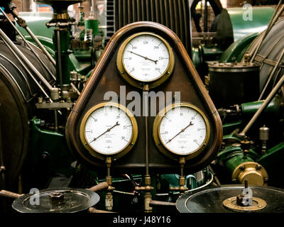 Ein Dampf-Manometer von einer Dampfmaschine Stockfoto