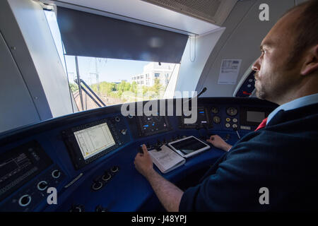 Stuttgart, Deutschland. 10. Mai 2017. Lokführer sitzt Peter Flamm im Motor des neuen Intercity-2, eine Express Zug Anschluss von Stuttgart und Zürich betrieben durch Deutschland Bahn (DB), in Stuttgart, Deutschland, 10. Mai 2017. Der Zug läuft alle zwei Stunden und treten Dienst in diesem Jahr. Foto: Lino Mirgeler/Dpa/Alamy Live-Nachrichten Stockfoto