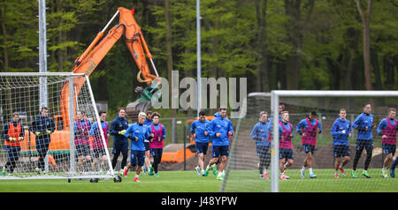 Hamburg, Deutschland. 10. Mai 2017. Hamburg-Spieler in einem Team-Training im Volkspark-Stadion in Hamburg, Deutschland, 10. Mai 2017. Die Club-Saison war geprägt von einer katastrophalen Torschützenkönig Geschwindigkeit und sitzen auf 34 Punkte mit spielen gegen FC Schalke 04 entfernt und VfL Wolfsburg zu Hause zu kommen, dürfte sich verbannt werden. Foto: Christian Charisius/Dpa/Alamy Live News Stockfoto