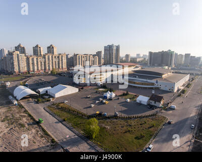 Kiew, UKRAINE - 21. April 2017: Luftaufnahme des International Exhibition Centre und Stadtbild in Kiew, Ukraine Stockfoto