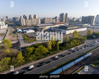 Kiew, UKRAINE - 21. April 2017: Luftaufnahme des International Exhibition Centre und Stadtbild in Kiew, Ukraine Stockfoto