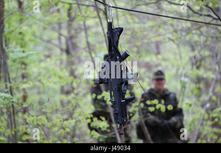 Nienburg, Deutschland. 10. Mai 2017. Ein Zivilist und ein Sturmgewehr während einer besonderen Trainingseinheit in der Clausewitz-Kaserne in Nienburg, Deutschland, 10. Mai 2017. Die deutschen Joint Support-Service lädt Zivilisten zur Teilnahme an speziellen Ausbildungsprogrammen zweimal im Jahr. Foto: Carmen Jaspersen/Dpa/Alamy Live News Stockfoto