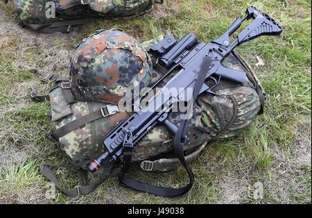 Nienburg, Deutschland. 10. Mai 2017. Ein Rucksack, Helm und einem Sturmgewehr während einer besonderen Trainingseinheit in der Clausewitz-Kaserne in Nienburg, Deutschland, 10. Mai 2017. Die deutschen Joint Support-Service lädt Zivilisten zur Teilnahme an speziellen Ausbildungsprogrammen zweimal im Jahr. Foto: Carmen Jaspersen/Dpa/Alamy Live News Stockfoto