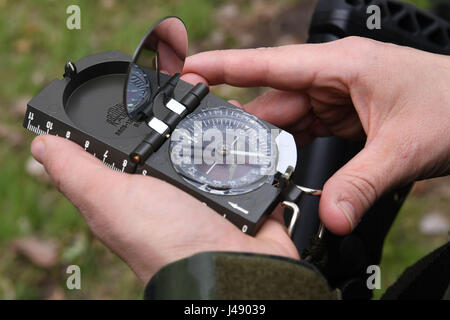 Nienburg, Deutschland. 10. Mai 2017. Ein Zivilist, Teilnahme an militärischen Übungen während einer besonderen Trainingseinheit verwendet einen Kompass in der Clausewitz-Kaserne in Nienburg, Deutschland, 10. Mai 2017. Die deutschen Joint Support-Service lädt Zivilisten zur Teilnahme an speziellen Ausbildungsprogrammen zweimal im Jahr. Foto: Carmen Jaspersen/Dpa/Alamy Live News Stockfoto