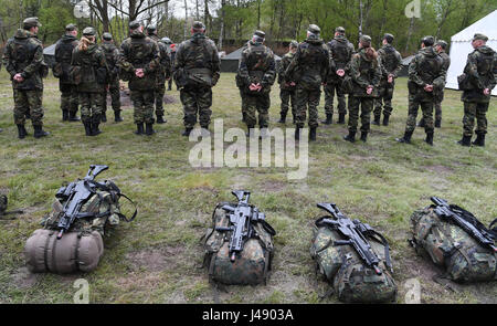 Nienburg, Deutschland. 10. Mai 2017. Zivilisten nehmen Teil an militärischen Übungen während einer besonderen Trainingseinheit in der Clausewitz-Kaserne in Nienburg, Deutschland, 10. Mai 2017. Die deutschen Joint Support-Service lädt Zivilisten zur Teilnahme an speziellen Ausbildungsprogrammen zweimal im Jahr. Foto: Carmen Jaspersen/Dpa/Alamy Live News Stockfoto