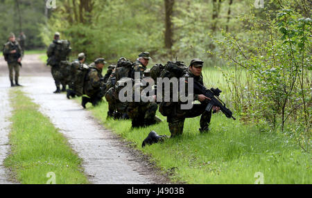 Nienburg, Deutschland. 10. Mai 2017. Zivilisten nehmen Teil an militärischen Übungen während einer besonderen Trainingseinheit in der Clausewitz-Kaserne in Nienburg, Deutschland, 10. Mai 2017. Die deutschen Joint Support-Service lädt Zivilisten zur Teilnahme an speziellen Ausbildungsprogrammen zweimal im Jahr. Foto: Carmen Jaspersen/Dpa/Alamy Live News Stockfoto