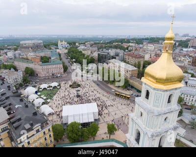 Kiew, UKRAINE - 30. April 2017: Luftaufnahme des Eurovision Song Contest-Fan-Zone auf dem Sofiivska Platz in Kiew, Ukraine Stockfoto