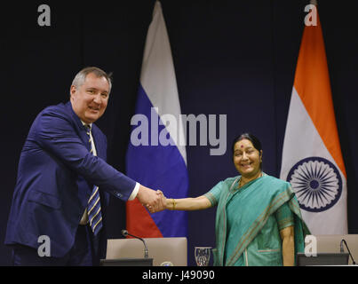 Neu-Delhi, Indien. 10. Mai 2017. Indian External Affairs Minister Sushma Swaraj (R) schüttelt Hände mit russischen Vizepremier Dmitry Rogozin während Media Interaktion nach ihrem Treffen in Neu-Delhi, Indien, 10. Mai 2017. Bildnachweis: Stringer/Xinhua/Alamy Live-Nachrichten Stockfoto