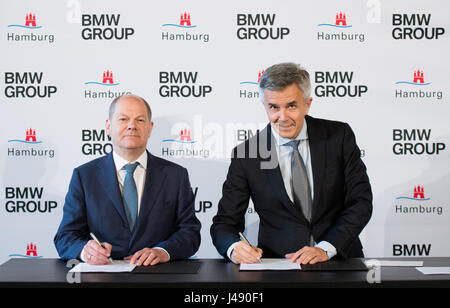 Hamburg, Deutschland. 10. Mai 2017. Hamburgs erster Bürgermeister Olaf Scholz (R, SPD) und Peter Schwarzenbauer, Vorstand der BMW Group unterzeichnen eine Absichtserklärung für eine Partnerschaft im Bereich der Elektromobilität im Rathaus in Hamburg, Deutschland, 10. Mai 2017. In zwei Jahren sollen 550 Elektro-Autos von den Carsharing-Service DriveNow verwendet werden. Foto: Daniel Reinhardt/Dpa/Alamy Live News Stockfoto