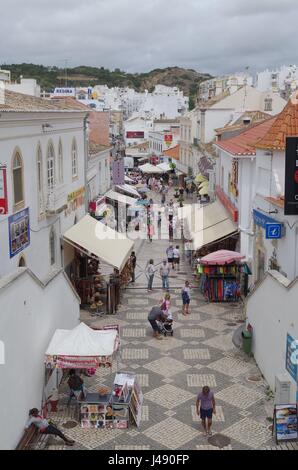 Algarve, Portugal. 10. Mai 2017. Albufeira Stadtzentrum immer bewölkt und zuviel regen während der Woche in Algarve, Portugal. Bildnachweis: Angelo Hernandez/Alamy Live-Nachrichten Stockfoto