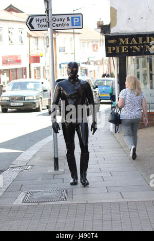 Maldon, Essex, England. 10. Mai 2017. Der Gimp-Mann Essex erscheint in der Stadt von Maldon in Essex. Die geheimnisvolle Charakter von Kopf bis Fuß in schwarzem Latex gekleidet war zu Fuß nach oben und unten Maldon High Street gesehen. Der Gimp-Mann spendet a £1 auf die psychische Gesundheit Nächstenliebe Verstand für jedes Selfie, die mit ihm getroffen und ihre gab keinen Mangel an Menschen, die ihr Bild genommen hatte. Bildnachweis: David Johnson/Alamy Live-Nachrichten Stockfoto