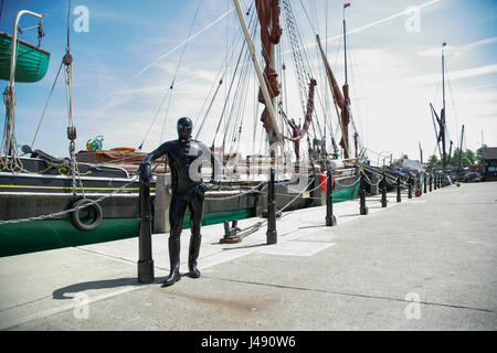 Maldon, Essex, England. 10. Mai 2017. Der Gimp-Mann Essex erscheint in der Stadt von Maldon in Essex. Die geheimnisvolle Charakter von Kopf bis Fuß in schwarzem Latex gekleidet war zu Fuß nach oben und unten Maldon High Street gesehen. Der Gimp-Mann spendet a £1 auf die psychische Gesundheit Nächstenliebe Verstand für jedes Selfie, die mit ihm getroffen und ihre gab keinen Mangel an Menschen, die ihr Bild genommen hatte. Bildnachweis: David Johnson/Alamy Live-Nachrichten Stockfoto