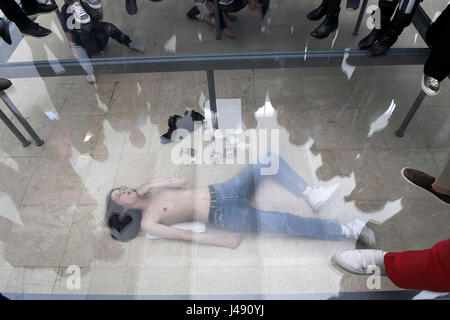 Venedig, Italien. 10. Mai 2017. Schauspieler führen eine Performance von Anne Imhof mit dem Titel "Faust" vor dem Start der 57. Biennale von Venedig ("La Biennale di Venezia - 57. internationalen Kunstausstellung") bei der Eröffnung des deutschen Pavillon in Venedig, Italien, 10. Mai 2017. Der 57. Biennale findet vom 13. Mai bis 26. November 2017. -KEIN Draht-SERVICE - Foto: Felix Hörhager/Dpa/Alamy Live News Stockfoto