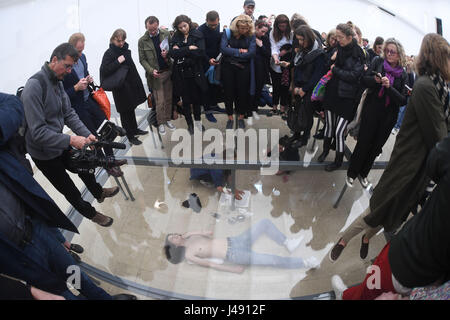 Venedig, Italien. 10. Mai 2017. Schauspieler führen eine Performance von Anne Imhof mit dem Titel "Faust" vor dem Start der 57. Biennale von Venedig ("La Biennale di Venezia - 57. internationalen Kunstausstellung") bei der Eröffnung des deutschen Pavillon in Venedig, Italien, 10. Mai 2017. Der 57. Biennale findet vom 13. Mai bis 26. November 2017. -KEIN Draht-SERVICE - Foto: Felix Hörhager/Dpa/Alamy Live News Stockfoto