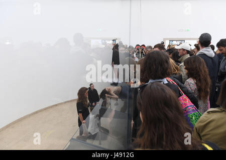 Venedig, Italien. 10. Mai 2017. Schauspieler führen eine Performance von Anne Imhof mit dem Titel "Faust" vor dem Start der 57. Biennale von Venedig ("La Biennale di Venezia - 57. internationalen Kunstausstellung") bei der Eröffnung des deutschen Pavillon in Venedig, Italien, 10. Mai 2017. Der 57. Biennale findet vom 13. Mai bis 26. November 2017. -KEIN Draht-SERVICE - Foto: Felix Hörhager/Dpa/Alamy Live News Stockfoto