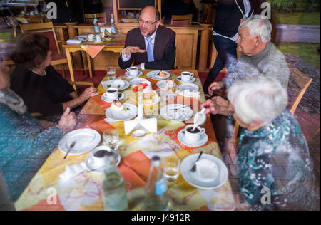 Pasewalk, Deutschland. 10. Mai 2017. Dpatop - Kandidat der SPD für Kanzler und Partei Martin Schulz Vorsitzender besucht die "Cura Seniorencentrum" Kindergarten nach Hause und und Vorträge für Senioren und Pflegekräfte in Pasewalk, Deutschland, 10. Mai 2017. (Foto durch ein Fenster). Schulz möchte über die Entwicklung im Nordosten bei Besuchen in Pasewalk und Rostock erlernen. Foto: Jens Büttner/Dpa-Zentralbild/Dpa/Alamy Live News Stockfoto