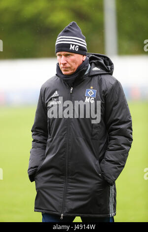 Hamburg, Deutschland. 10. Mai 2017. HSV-Trainer Markus Gisdol leitet ein Team-Training der deutschen Fußball-Bundesliga-Fußball-Club Hamburger SV auf das Trainingsgelände neben dem Volksparkstadion in Hamburg, Deutschland, 10. Mai 2017. Foto: Christian Charisius/Dpa/Alamy Live News Stockfoto