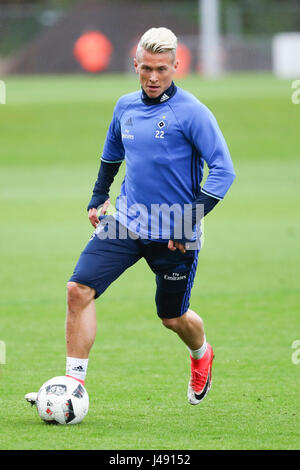 Hamburg, Deutschland. 10. Mai 2017. HSV-Spieler Matthias Ostrzolek in Aktion bei einem Team-Training der deutschen Fußball-Bundesliga-Fußball-Club Hamburger SV auf das Trainingsgelände neben dem Volksparkstadion in Hamburg, Deutschland, 10. Mai 2017. Foto: Christian Charisius/Dpa/Alamy Live News Stockfoto