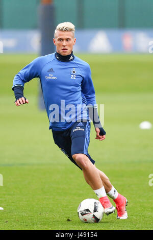 Hamburg, Deutschland. 10. Mai 2017. HSV-Spieler Matthias Ostrzolek in Aktion bei einem Team-Training der deutschen Fußball-Bundesliga-Fußball-Club Hamburger SV auf das Trainingsgelände neben dem Volksparkstadion in Hamburg, Deutschland, 10. Mai 2017. Foto: Christian Charisius/Dpa/Alamy Live News Stockfoto