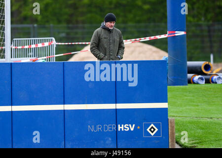 Hamburg, Deutschland. 10. Mai 2017. HSV-Psychologe und Mentaltrainer Christian Spreckels folgt ein Team-Training der deutschen Fußball-Bundesliga-Fußball-Club Hamburger SV auf das Trainingsgelände neben dem Volksparkstadion in Hamburg, Deutschland, 10. Mai 2017. Foto: Christian Charisius/Dpa/Alamy Live News Stockfoto