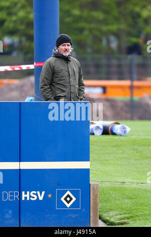 Hamburg, Deutschland. 10. Mai 2017. HSV-Psychologe und Mentaltrainer Christian Spreckels folgt ein Team-Training der deutschen Fußball-Bundesliga-Fußball-Club Hamburger SV auf das Trainingsgelände neben dem Volksparkstadion in Hamburg, Deutschland, 10. Mai 2017. Foto: Christian Charisius/Dpa/Alamy Live News Stockfoto