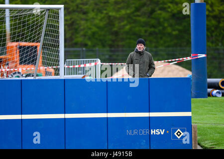 Hamburg, Deutschland. 10. Mai 2017. HSV-Psychologe und Mentaltrainer Christian Spreckels folgt ein Team-Training der deutschen Fußball-Bundesliga-Fußball-Club Hamburger SV auf das Trainingsgelände neben dem Volksparkstadion in Hamburg, Deutschland, 10. Mai 2017. Foto: Christian Charisius/Dpa/Alamy Live News Stockfoto