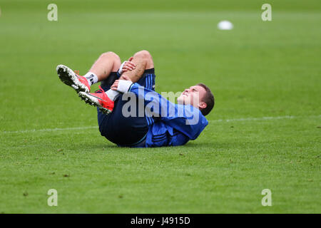 Hamburg, Deutschland. 10. Mai 2017. HSV-Spieler Gian-Luca Waldschmidt ist während eines Team-Trainings der deutschen Fußball-Bundesliga-Fußball-Club Hamburger SV auf das Trainingsgelände neben dem Volksparkstadion in Hamburg, Deutschland, 10. Mai 2017 verletzt. Foto: Christian Charisius/Dpa/Alamy Live News Stockfoto