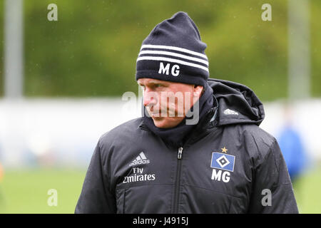 Hamburg, Deutschland. 10. Mai 2017. HSV CoachC Markus Gisdol leitet ein Team-Training der deutschen Fußball-Bundesliga-Fußball-Club Hamburger SV auf das Trainingsgelände neben dem Volksparkstadion in Hamburg, Deutschland, 10. Mai 2017. Foto: Christian Charisius/Dpa/Alamy Live News Stockfoto