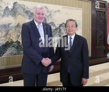 Peking, China. 10. Mai 2017. Chinese Vice Premier Ma Kai (R) schüttelt Hände mit deutschen Bayerischer Ministerpräsident und Vorsitzender der christlich-sozialen Union (CSU) Horst Seehofer in Peking, Hauptstadt von China, 10. Mai 2017. Bildnachweis: Wang Ye/Xinhua/Alamy Live-Nachrichten Stockfoto